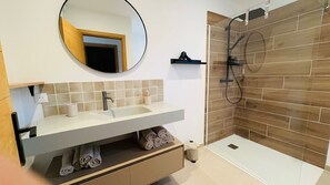 Shower, hair dryer, towels, soap - Elegant T3 house Cap Corse - Casa Sublima (Sisco)