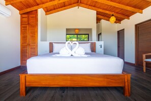 4 bedrooms, iron/ironing board, free WiFi, bed sheets - Easy access with unparalleled views in Ojochal. Minutes to restaurants and beaches (Ojochal)
