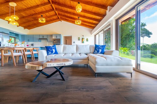 Easy access with unparalleled views in Ojochal. Minutes to restaurants and beaches