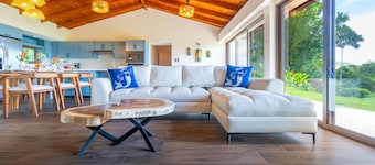 Easy access with unparalleled views in Ojochal. Minutes to restaurants and beaches