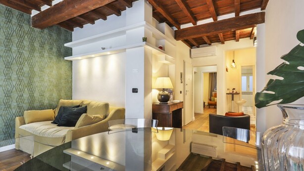 A modern living room with a glass coffee table, a sofa, and a lamp. - Lovely one bedroom near Signoria Square (Firenze)