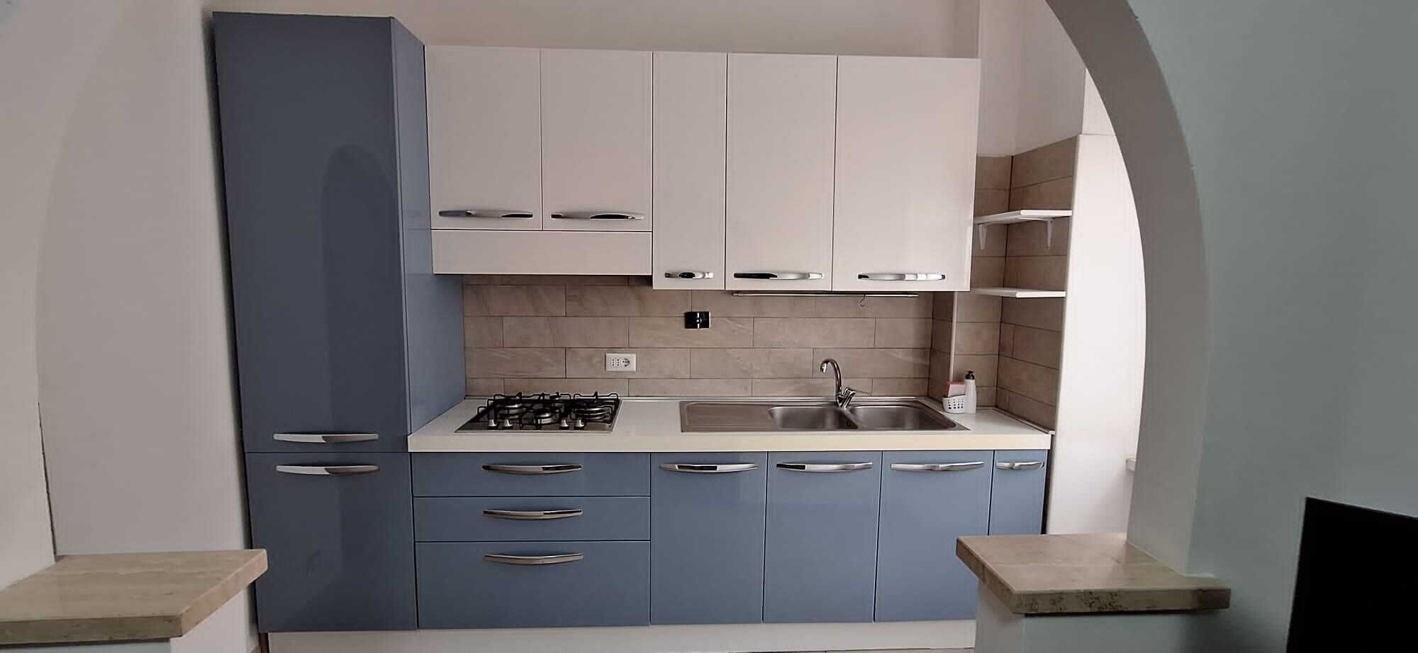 Kühlschrank, Herdplatte, Wasserkocher mit Kaffee-/Teezubehör