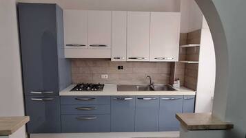 KĂŒhlschrank, Herdplatte, Wasserkocher mit Kaffee-/Teezubehör