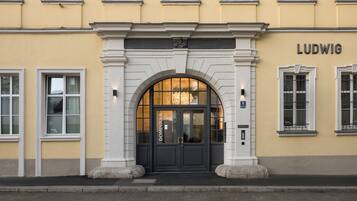 Ein Gebäude mit einem großen Bogenportal, einer Schrifttafel mit dem Schriftzug 'LUDWIG' und der Hausnummer 6.