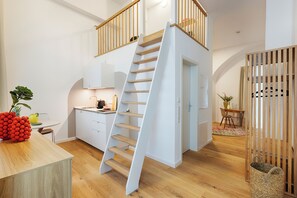 Comfort Studio, Balcony, Courtyard View | Blackout drapes, iron/ironing board, free WiFi