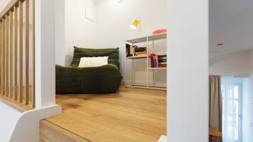 Studio Comfort, balkon, pemandangan halaman | Area keluarga | Smart TV 55-inci dengan saluran TV digital