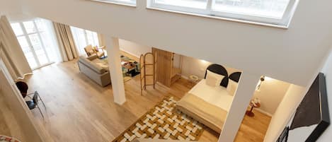 Rideaux occultants, fer et planche à repasser, lit parapluie