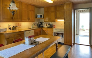 Fridge, microwave, oven, stovetop - Lovely home in Fiksdalen with WiFi (Fiksdalen)