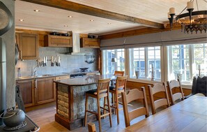 Kjøleskap, ovn, kokeplater og oppvaskmaskin