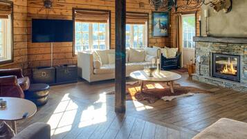 Smart-tv och eldstad