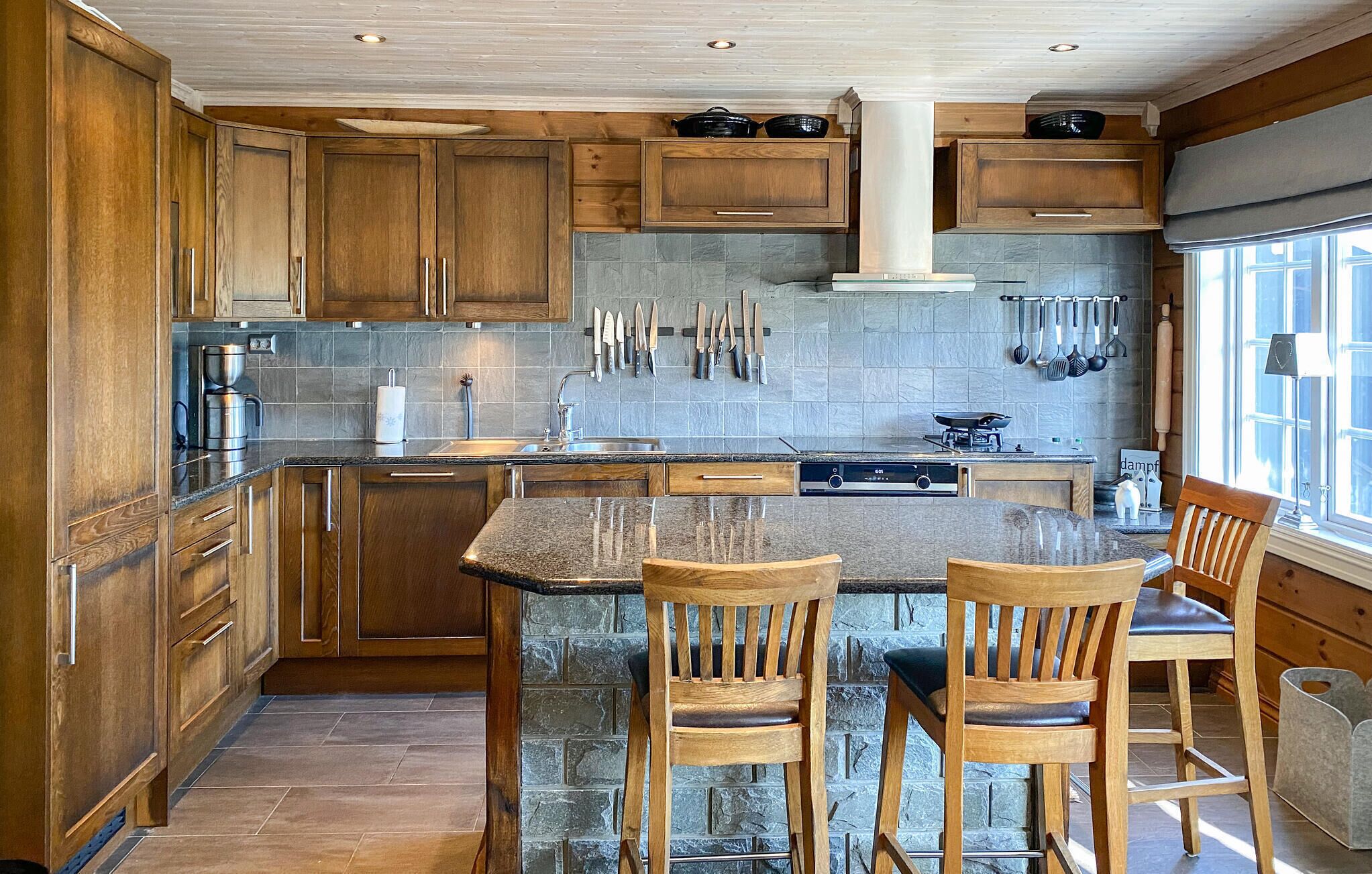 Kylskåp, ugn, spishäll och diskmaskin