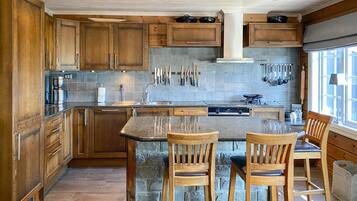 Jääkaappi, uuni, liesi, astianpesukone