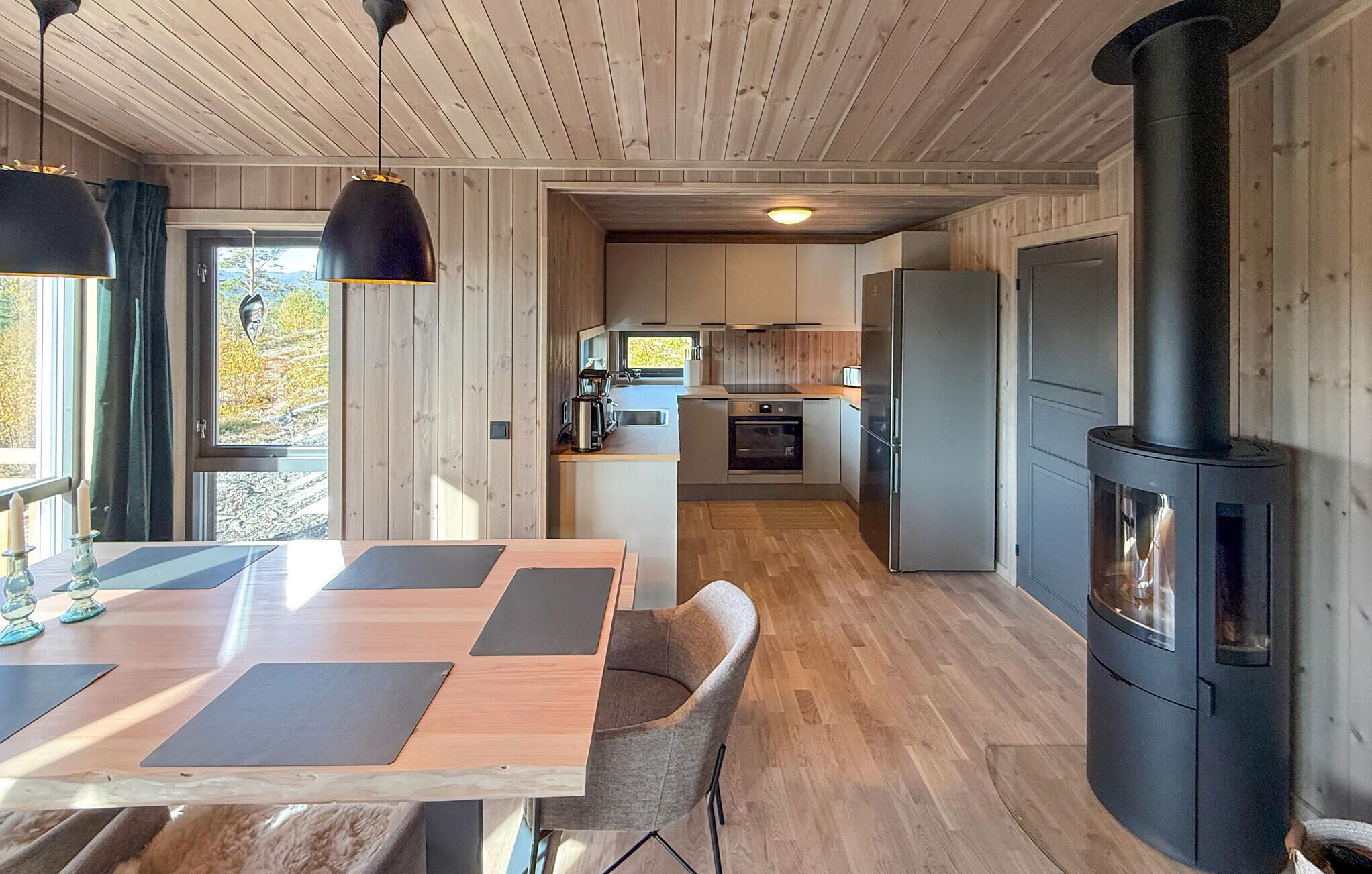 Een koelkast, een oven, een kookplaat, een vaatwasser