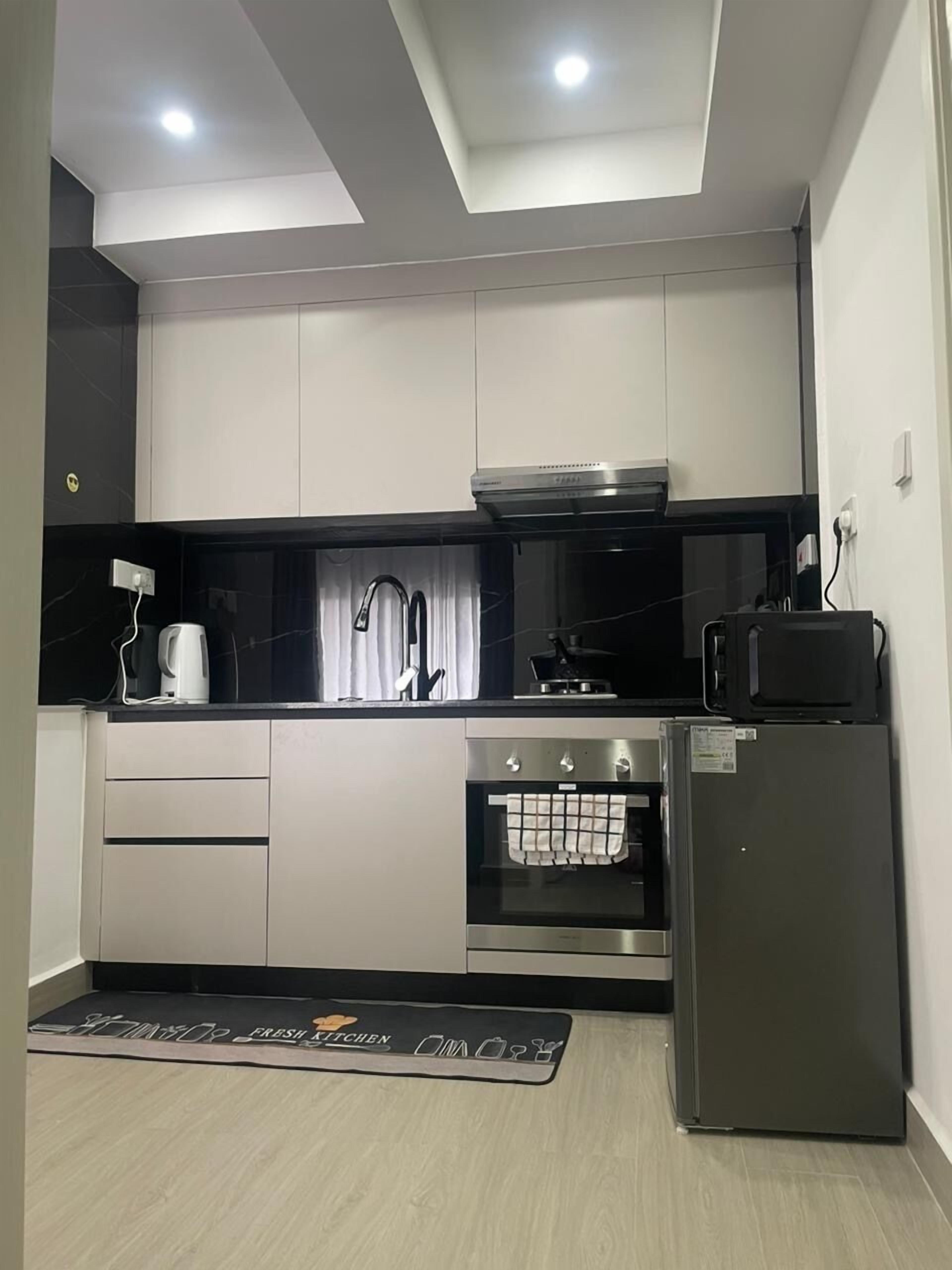 Réfrigérateur, micro-ondes, four, cafetière/bouilloire