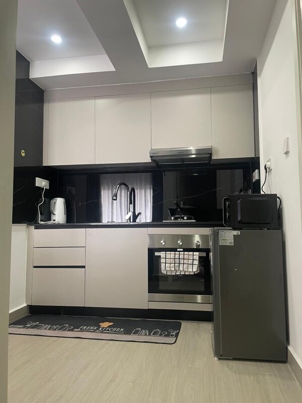 Fridge, microwave, oven, coffee/tea maker