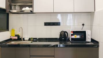 Refrigerador, microondas, placa de cocina, utensilios de cocina