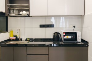 Refrigerador, microondas, placa de cocina, utensilios de cocina