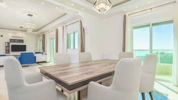 Apartment, 3 Bedrooms, Kitchen, City View | In-room dining