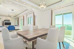 Appartamento, 3 camere da letto, cucina, vista città | Pasti in camera