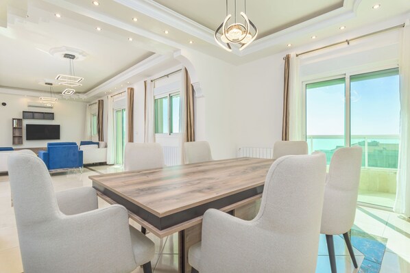 Apartamento, 3 habitaciones, cocina, vistas a la ciudad | Servicio de comidas en la habitación