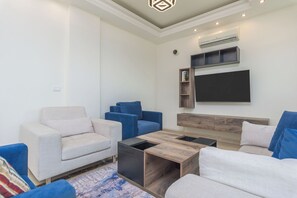 Appartamento, 3 camere da letto, cucina, vista città | Soggiorno | Smart TV 40 pollici con canali digitali, servizi in streaming