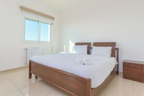 Apartamento, 3 habitaciones, cocina, vistas a la ciudad | Cortinas opacas, tabla de planchar con plancha, wifi gratis