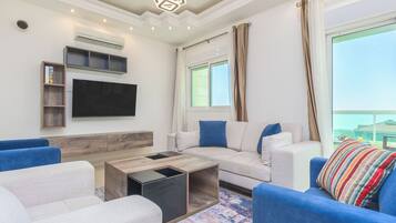 Apartment, 3 Schlafzimmer, Küche, Stadtblick | Wohnzimmer | 40-Zoll-Smart-TV mit Digitalempfang, Streaming-Dienste