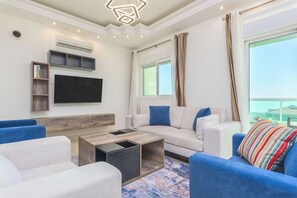 Apartment, 3 Bedrooms, Kitchen, City View | Living room