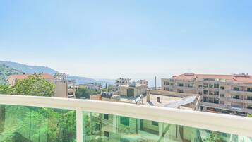 Apartament, 3 dormitoris, cuina, vistes a la ciutat | Balcó