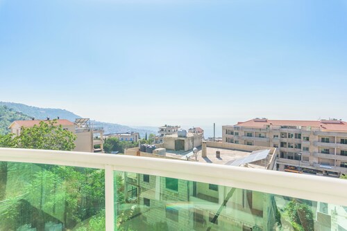 Glint 3-Bedroom Apartment & Balcony in Aley