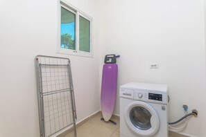 Apartamento, 3 habitaciones, cocina, vistas a la ciudad | Lavandería