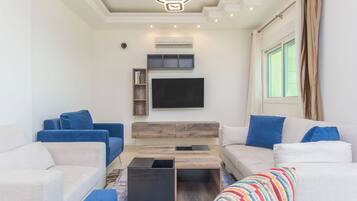 Apartment, 3 Bedrooms, Kitchen, City View | Living room | 40-inch Smart TV with digital channels, streaming services