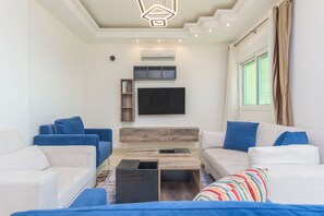 Apartment, 3 Bedrooms, Kitchen, City View | Living room | 40-inch Smart TV with digital channels, streaming services