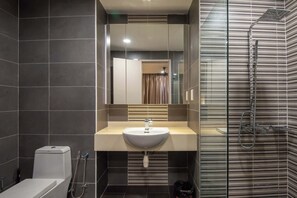 Douche, séchoir à cheveux, serviettes fournies