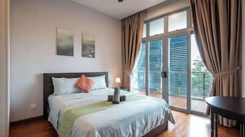 3 kamar tidur, meja kerja, setrika/meja setrika, dan Wi-Fi