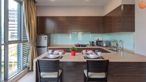 Una cocina moderna con una isla central, un refrigerador y un microondas.