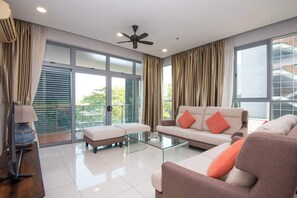 TV, offices - 3BR Somerset Apt 2 TVs with Harbour View, Legoland (Iskandar Puteri)