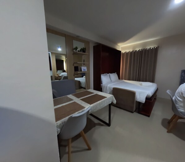 Tabla de planchar con plancha, wifi gratis y ropa de cama