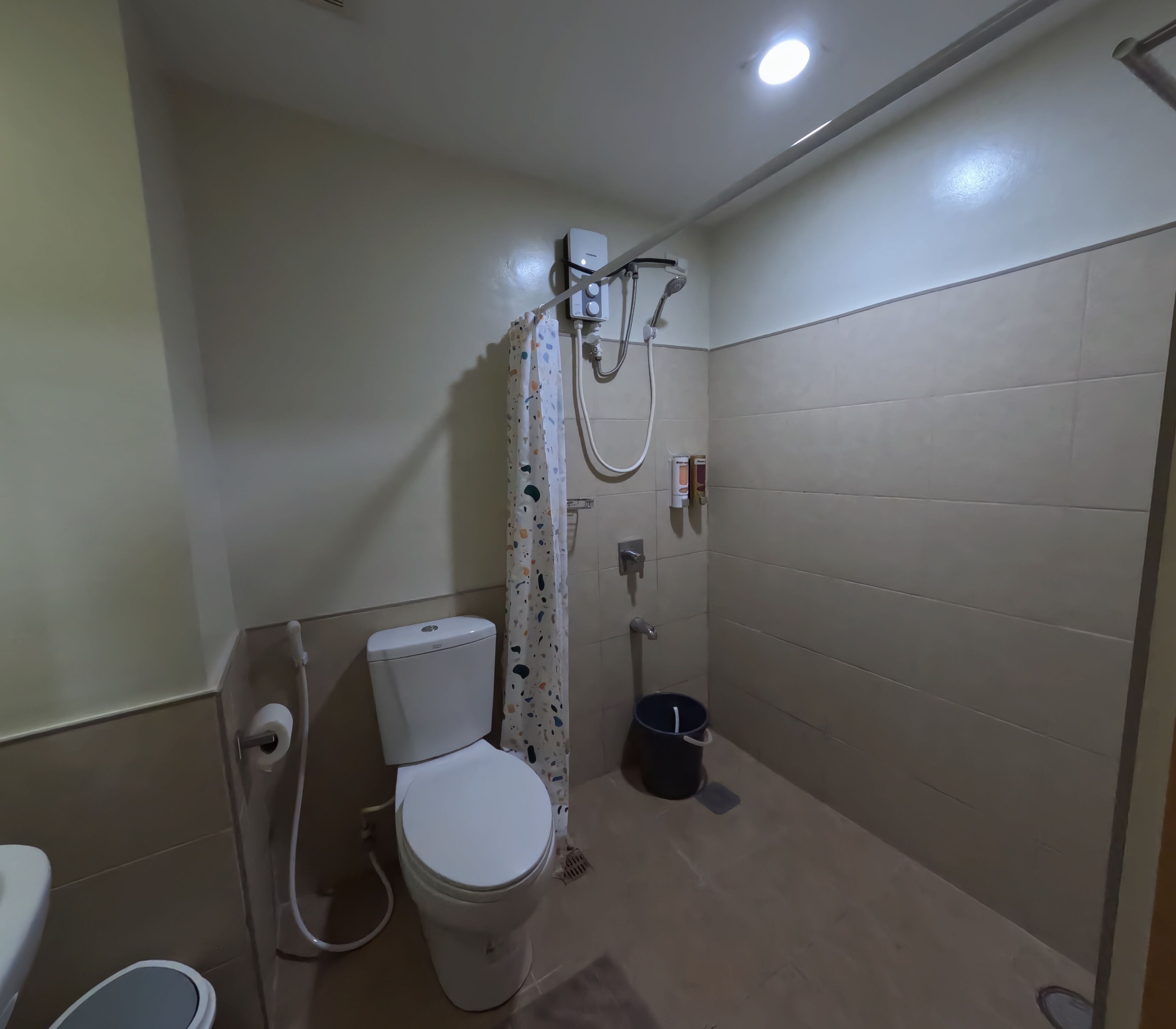 Een douche, een haardroger, een bidet, handdoeken