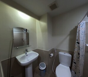 Shower, hair dryer, bidet, towels - Cozy 1233 studio in beautiful Cebu City with AC, fitness room (Cebu City)
