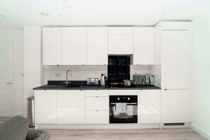 Jääkaappi, mikroaaltouuni, uuni, liesi