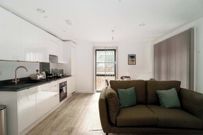 Televisión y oficina 