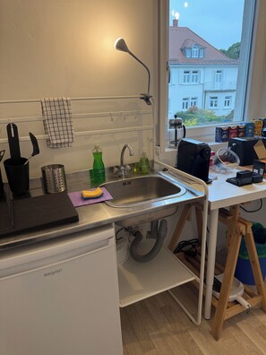 Kjøleskap, kokeplater, kaffetrakter/tekoker og vannkoker