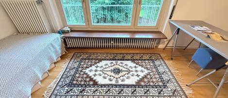 2 bedrooms, desk, WiFi, bed sheets