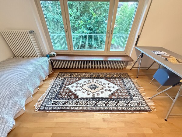 2 bedrooms, desk, WiFi, bed sheets