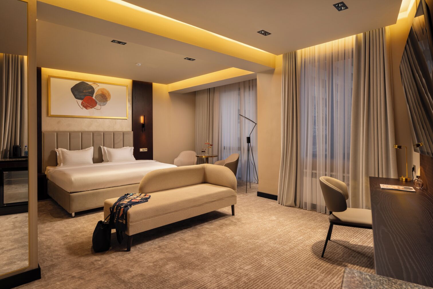 Superior Room, Multiple Bedrooms, Non Smoking, Courtyard View | Peralatan tempat tidur hipoalergenik, bar mini, meja, Wi-fi percuma 