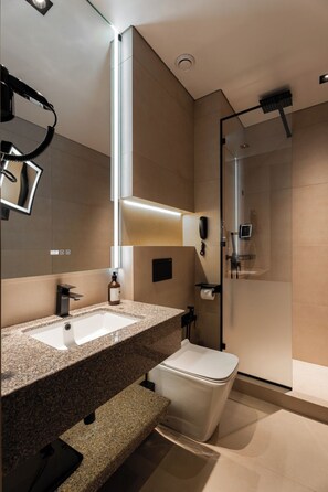 Habitación clásica con 1 cama doble o 2 individuales | Baño | Ducha, cabezal de ducha tipo lluvia, secador de pelo y toallas