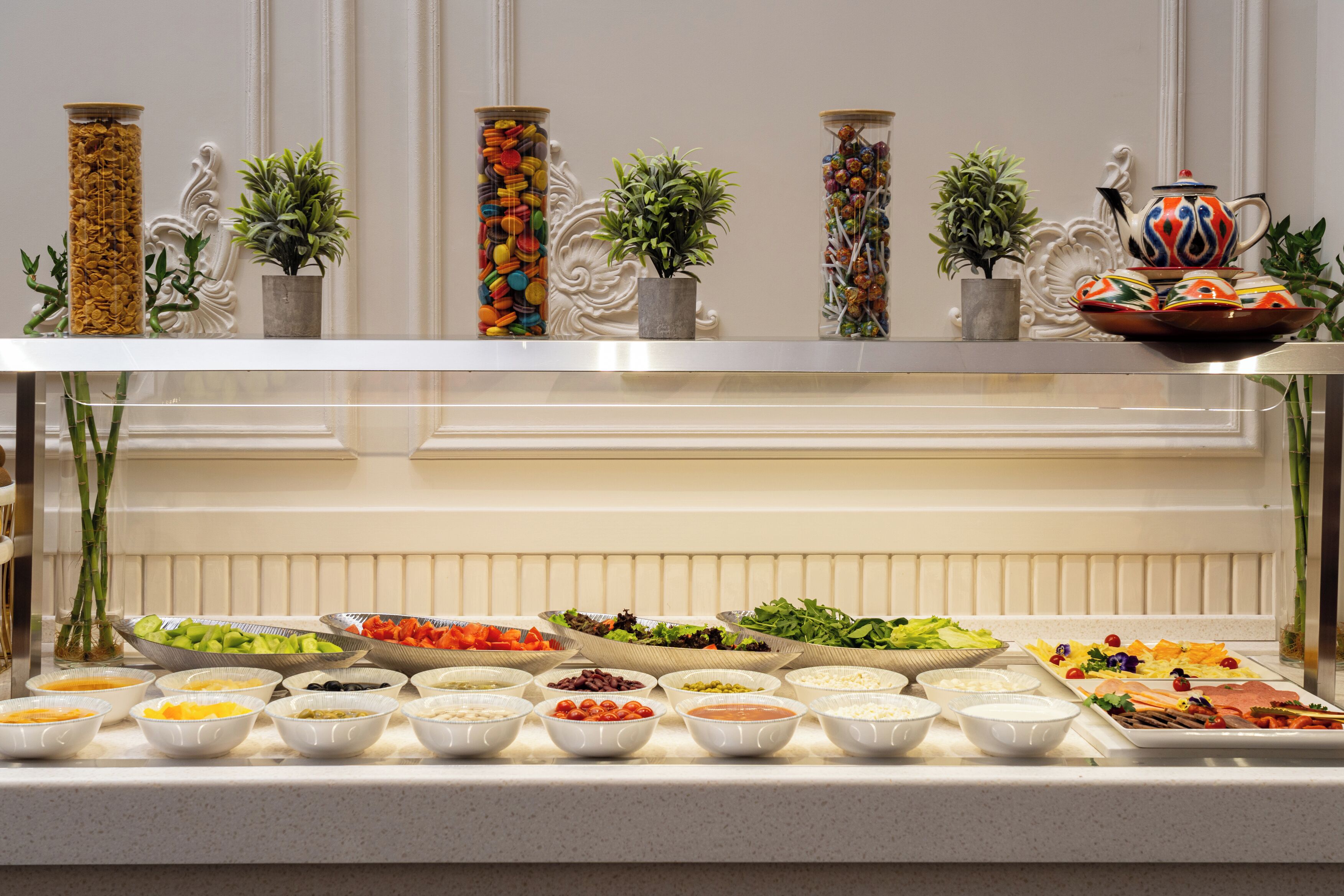 Un bufé con diversos alimentos y elementos decorativos.