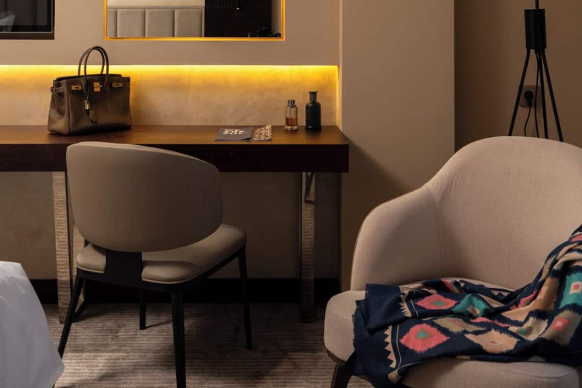 Bộ đồ giường kháng dị ứng, minibar, bàn 
