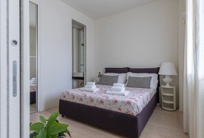 2 bedrooms, iron/ironing board, travel cot, free WiFi - Elegant Comfort in the Heart of Florence (Firenze)